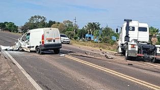 Grave accidente sobre Ruta Nacional 11 entre un camión y un utilitario a la altura Calchaquí