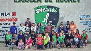 La escuela de hockey inició una campaña denominada Alfombrate Meraki. A través de esta iniciativa proyectar una cancha de césped sintético.&nbsp;