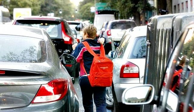 En falta. El doble estacionamiento es una constante.&nbsp;