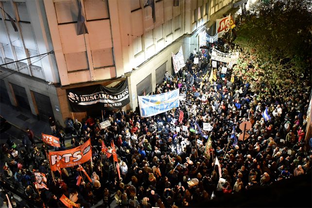 El ruidazo se hizo sentir en Rosario, con una marcha en pleno centro contra los tarifazos