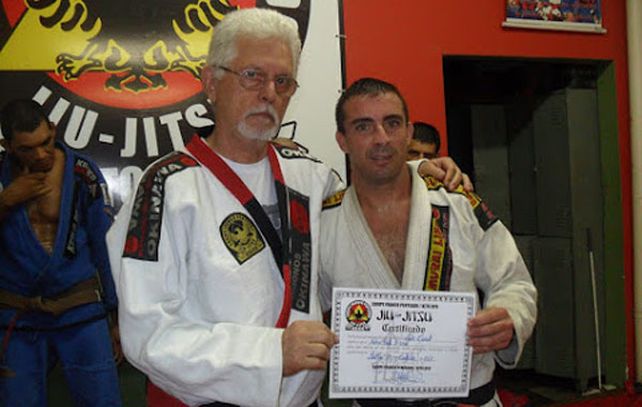 Edson Franco (izq.) entregando un diploma a uno de sus discípulos.