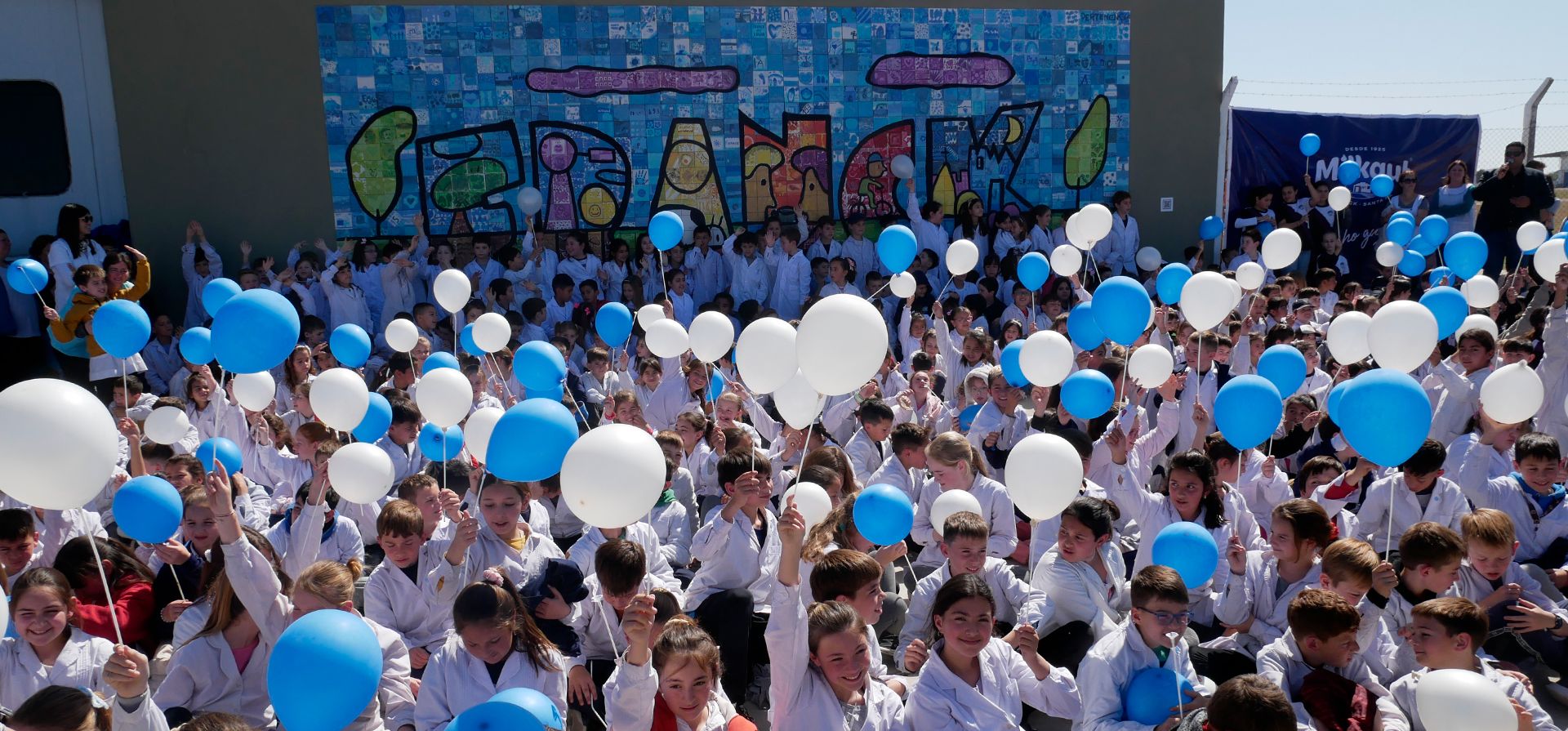 Más de 600 chicos pintaron un mural en la planta de Milkaut para celebrar el cumpleaños de Franck