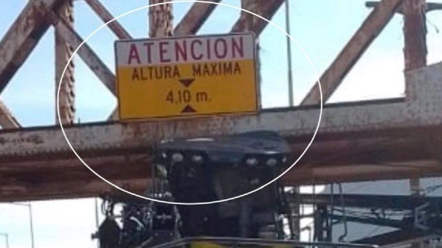 Un camión que trasladaba maquinaria agrícola chocó contra el puente de hierro en Avenida Almafuerte de Paraná.