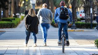 Mala costumbre. Todos los días, cientos de bicicletas circulan por la senda peatonal de Oroño, a pesar de que está prohibido por tres normas distintas