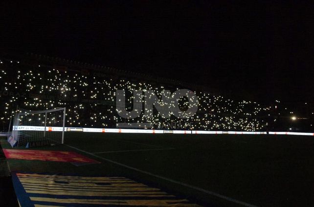 El espectacular show de los hinchas de Colón durante el corte de luz
