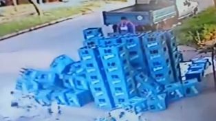 Rompió más de cien porrones de cerveza y ahora lo buscan para premiarlo