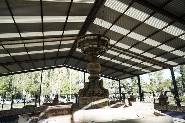 La fuente del parque independencia está deteriorada desde hace años y sufre el vandalismo. Es un emblema de la ciudad y la más importante en su tipo fuera de España.