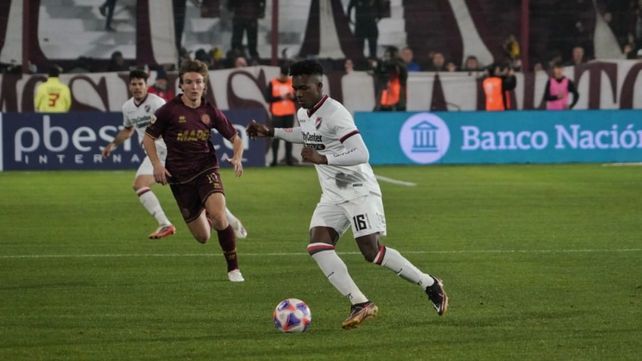 Reasco maniobra. El ecuatoriano tiene una nueva oportunidad desde el vamos en el Newells de Heinze.