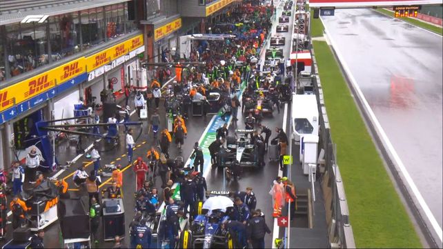 Todo el mundo en los boxes de Spa Francorchamps. La lluvia demora la largada. Franco Colapinto saldrá 15°.
