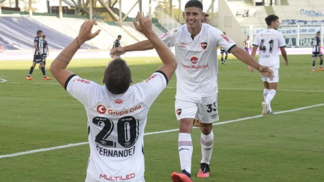 Julián Fernández le agradece al cielo. Orihuela se suma al festejo. Fue el segundo de Newells.