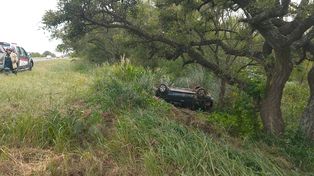 Un vehículo Ford Ecosport con una pareja que viajaba a Brasil debieron ser socorridos por los Bomberos tras volcar en ruta 12, a la altura de Ceibas&nbsp;