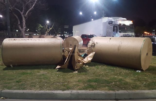 Bobinas de papel madera sobre 27 de Febrero.&nbsp;