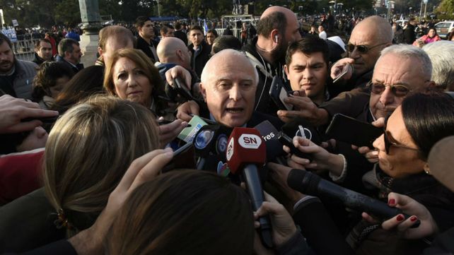 El gobernador y la intendenta hablan con los periodistas esta mañana al pie del Monumento.&nbsp;
