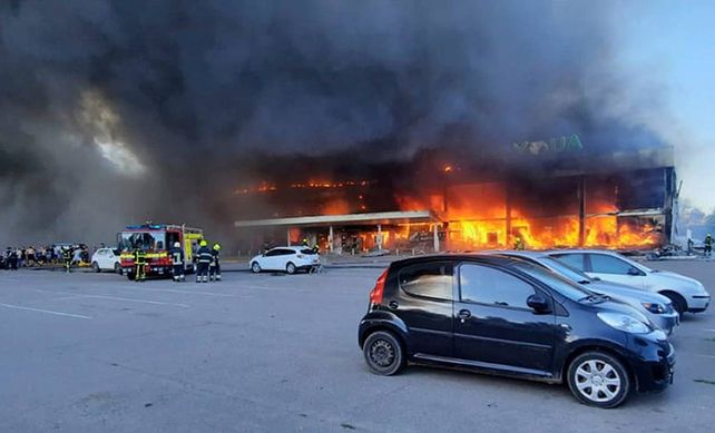 El centro comercial se incendió rápidamente. Rusia volvió a atacar un objetivo civil sin valor militar alguno.&nbsp;