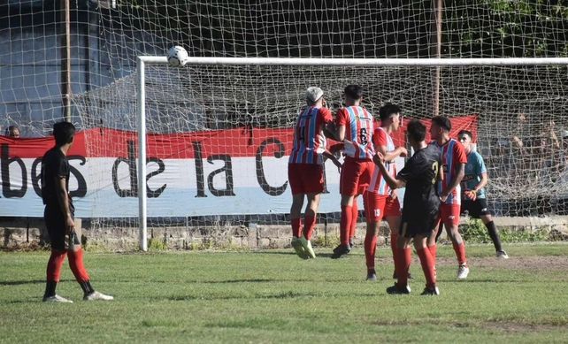 Ahí entró la pelota en el 3-2 de San Telmo sobre Tiro Suizo.