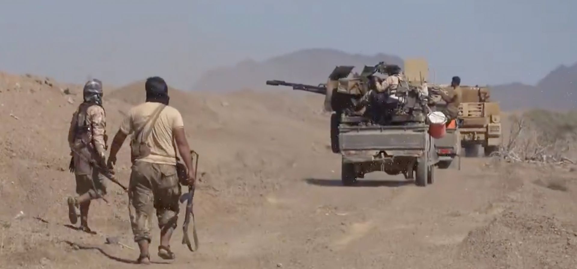 Combatientes aliados del gobierno yemení avanzan junto a una camioneta equipada con un arma pesada durante enfrentamientos con el grupo hutí, respaldado por Irán, en el distrito de Dhobab, en la gobernación de Taiz, Yemen. (Oficina de Prensa de las Brigadas de los Gigantes del Sur vía AP) Combatientes aliados del gobierno yemení avanzan junto a una camioneta equipada con un arma pesada durante enfrentamientos con el grupo hutí, respaldado por Irán, en el distrito de Dhobab, en la gobernación de Taiz, Yemen. (Oficina de Prensa de las Brigadas de los Gigantes del Sur vía AP)
