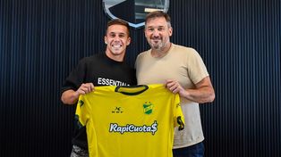 Panchito González muestra su nueva camiseta, la de Defensa y Justicia. En tres fechas más, ante Newells en el Coloso del Parque.