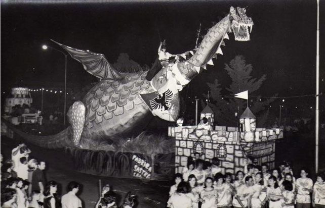 La carroza del dragón fue un emblema de los carnavales de antaño y marcó la época de los grandes constructores carroceros.