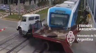 Un camión cruzó con las barreras bajas en Quilmes y lo arrolló un tren