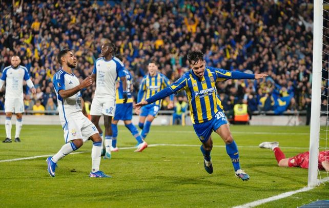 Vicente Pizarro grita con alma y vida lo que fue el segundo tanto de Central ante el equipo venezolano.