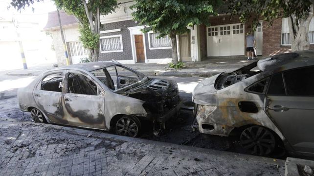 Dos autos sufrieron un incendio intencional en Arroyito