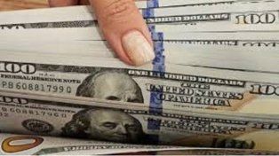 Tras la victoria en las elecciones, el dólar oficial comenzó la semana en baja