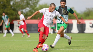 Marcos Portillo, autor del gol de Newells, avanza seguido por Emiliano Méndez.