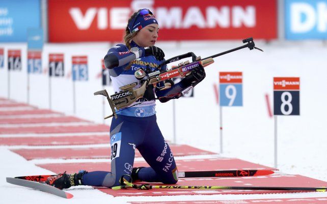 Dorothea Wierer de Italia se prepara para disparar durante la carrera de velocidad de 7,5 km para mujeres en la Copa del Mundo de Biatlón en Oberhof, Alemania.