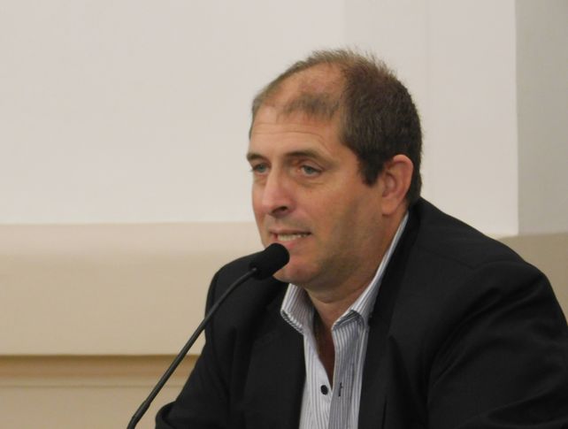El profesor Carlos Lanzaro es el presidente de la Federaci&oacute;n Santafesina de F&uacute;tbol.