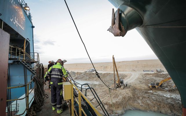 La ardua tarea para desbloquear el canal de Suez