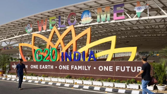 La palabra "India" escrita en caracteres gigantes para recibir a los visitantes de la cumbre del G20 en Nueva Delhi.&nbsp;