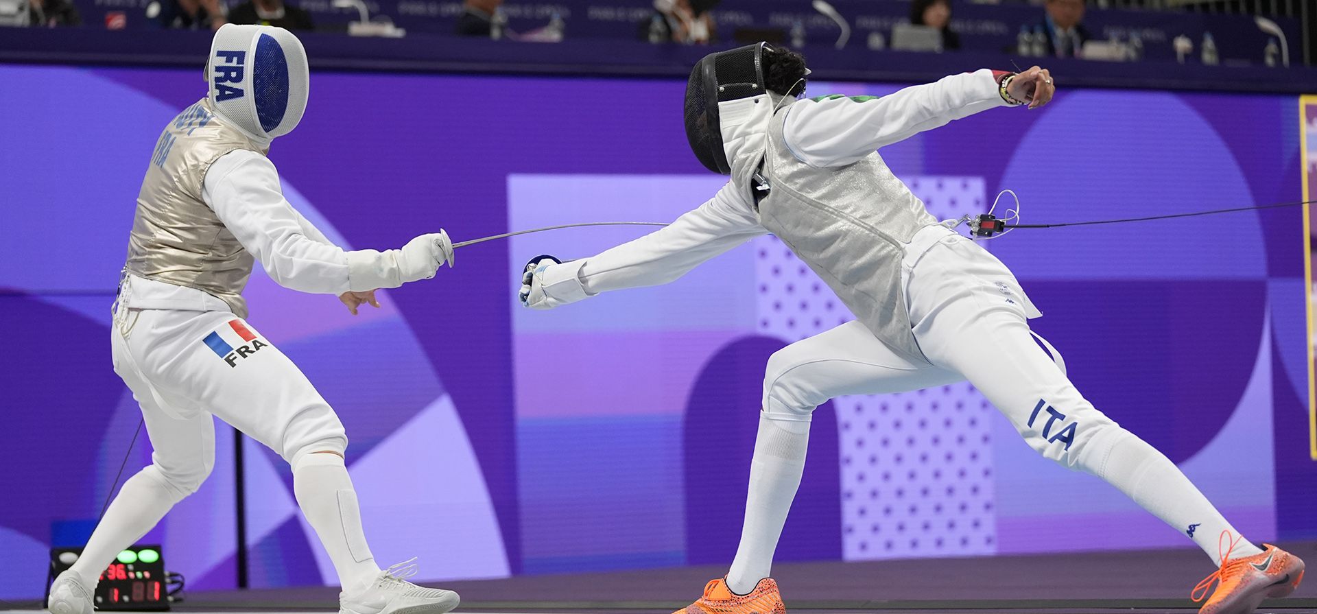 Maxime Pauty, de Francia, a la izquierda, y Tommaso Marini, de Italia, en la competición de octavos de final de florete individual masculino durante los Juegos Olímpicos de Verano de 2024 en el Grand Palais, el lunes 29 de julio de 2024, en París, Francia. (Foto AP/Andrew Medichini) Maxime Pauty, de Francia, a la izquierda, y Tommaso Marini, de Italia, en la competición de octavos de final de florete individual masculino durante los Juegos Olímpicos de Verano de 2024 en el Grand Palais, el lunes 29 de julio de 2024, en París, Francia. (Foto AP/Andrew Medichini)