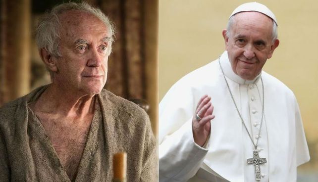 Pryce (izquierda) ostenta un llamativo parecido físico con el Papa Francisco.