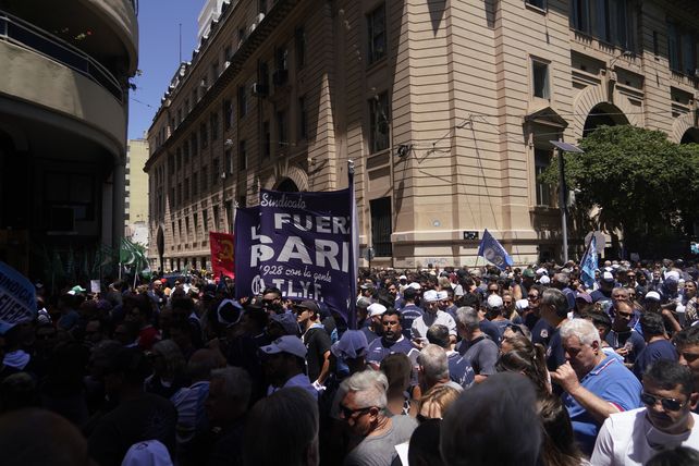La plaza 25 de Mayo y el Monumento fueron copados por la protesta.