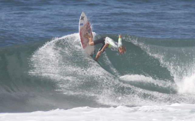 El joven deportista perdió la vida mientras surfeaba una ola en medio del huracán.