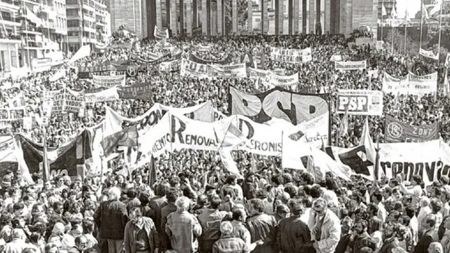 La multitud copó el Monumento a la Bandera en defensa de las instituciones democráticas