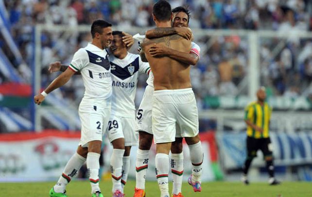 Cubero abraza a Caraglio (de espaldas y sin camiseta)