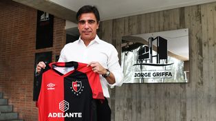 Sanguinetti posa con la camiseta rojinegra, durante la recorrida al Centro de Entrenamiento Jorge Griffa.
