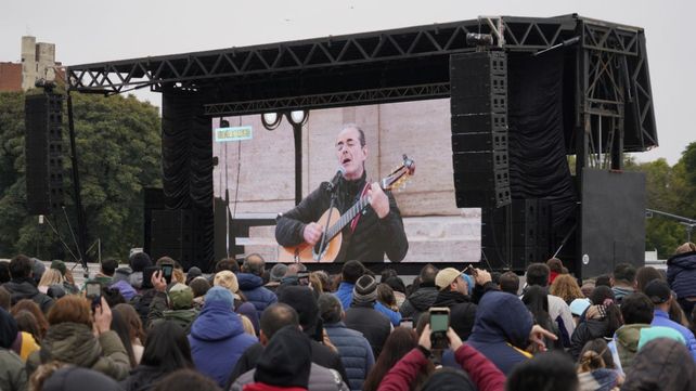 Fandermole recordó el 70º aniversario de los bombardeos a Plaza de Mayo en un recital en el Monumento