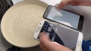 Un video muestra lo que sucede al colocar un Galaxy y un iPhone en agua hirviendo