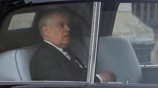 El polémico hijo de la reina Isabel II., acusado de abuso sexual, fue abucheado por el público a la entrada del templo, durante la coronación del rey Carlos III