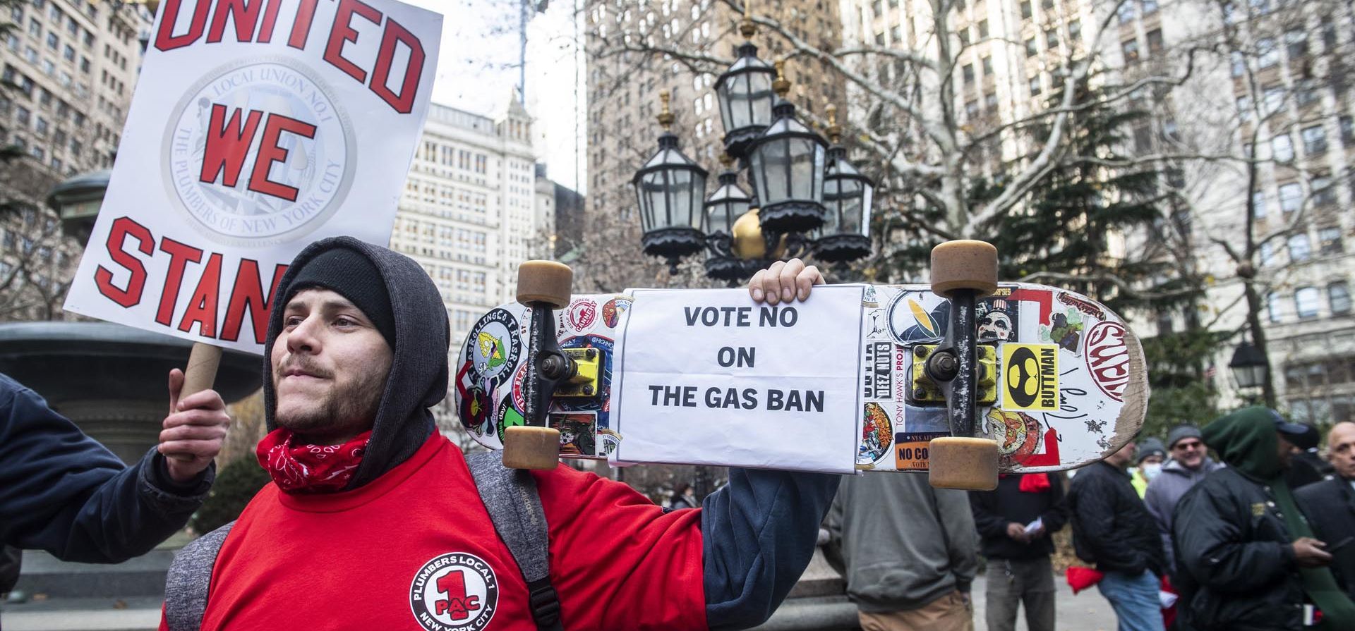 Vincent Palma, fontanero y instalador de gas del sindicato local # 1, protesta contra los activistas climáticos de la coalición #GasFreeNYC que se están manifestando y celebrando una conferencia de prensa en City Hall Park, en Nueva York. Una nueva encuesta de MTV y The Associated Press-NORC Center for Public Affairs Research muestra una tendencia más amplia entre los millennials y la Generación Z, quienes dicen que tienen más probabilidades de ser optimistas sobre el futuro y su capacidad para generar cambios que sus contrapartes mayores. Foto: AP