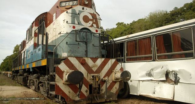 Un tren choc&oacute; a un micro escolar y caus&oacute; 11 heridos en Campana