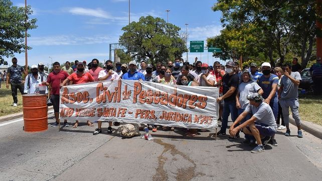 Un grupo nutrido de pescadores autoconvocados lleva adelante la medida en Santa Fe