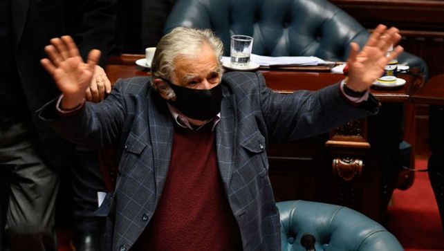 A los 85 años, el uruguayo José Mujica dejó la política y fue ovacionado de pie por sus pares