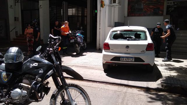 Una filmación acreditó que los vidrios del Volkswagen blanco fueron destrozados por los asaltantes.