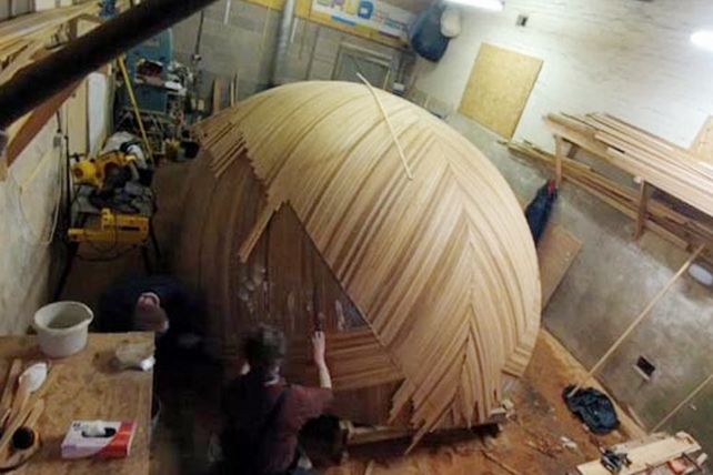 Artista inglés vive en un ¡huevo flotante de madera!