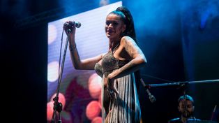 La cantante trans rosarina Ayelén Beker realizará un concierto acústico este jueves en el Museo de la Memoria.