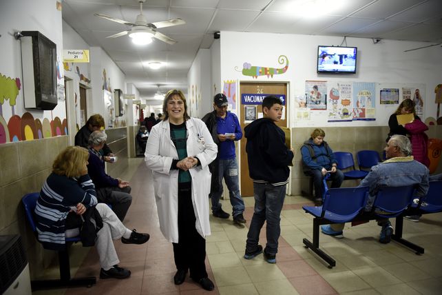 Prevención y vacunación. La infectóloga Sandra Alba se desempeña en el Hospital Carrasco.