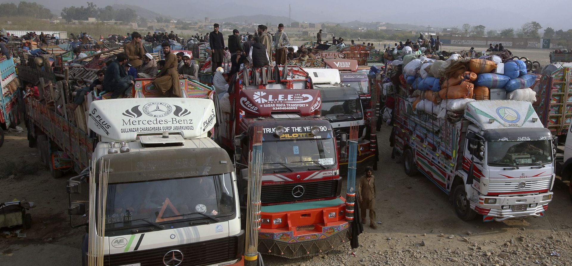 Familias afganas a bordo de camiones esperan la autorización en un cruce fronterizo en Torkham, Pakistán, el martes 31 de octubre de 2023. Un gran número de afganos se hacinan en camiones y autobuses en Pakistán, dirigiéndose a la frontera para regresar a sus hogares horas antes de que expire una fecha límite del gobierno paquistaní para que aquellos que se encuentran en el país ilegalmente lo abandonen o se enfrenten a la deportación. (Foto AP/Muhammad Sajjad) Familias afganas a bordo de camiones esperan la autorización en un cruce fronterizo en Torkham, Pakistán, el martes 31 de octubre de 2023. Un gran número de afganos se hacinan en camiones y autobuses en Pakistán, dirigiéndose a la frontera para regresar a sus hogares horas antes de que expire una fecha límite del gobierno paquistaní para que aquellos que se encuentran en el país ilegalmente lo abandonen o se enfrenten a la deportación. (Foto AP/Muhammad Sajjad)